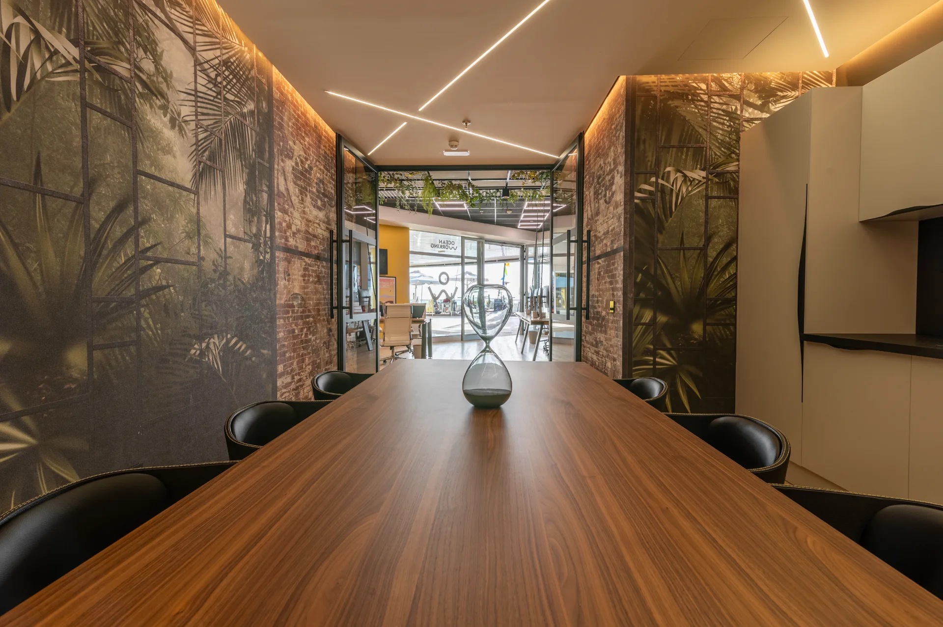 Sala riunioni per 6 persone