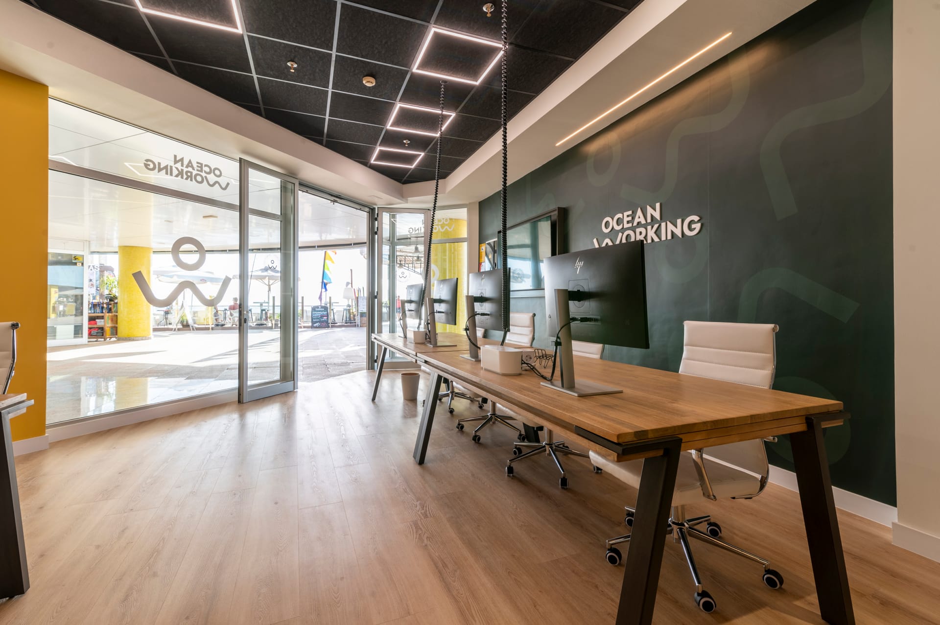 Espacio abierto de coworking en Gran Canaria con grandes ventanales, luz natural y vistas al océano