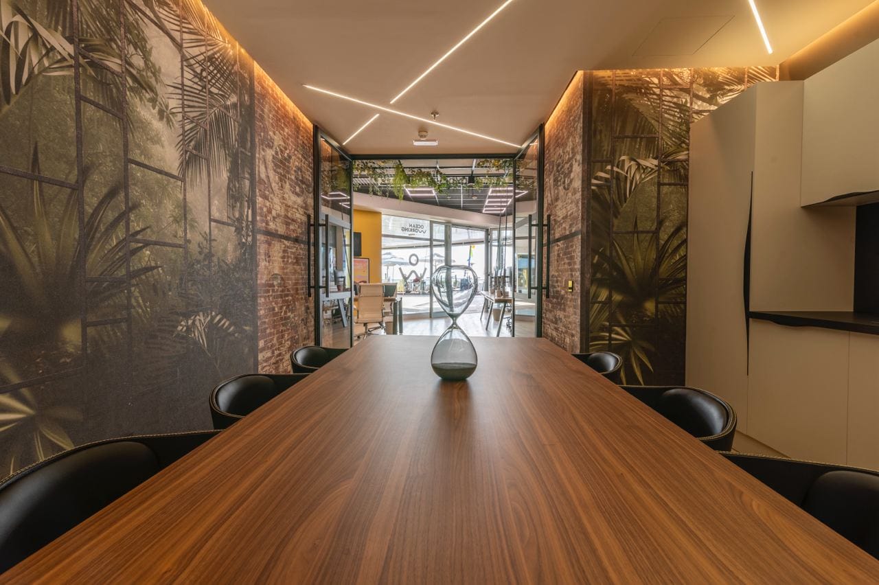 Rincón de descanso con plantas y luz natural, ideal para los descansos y el trabajo informal