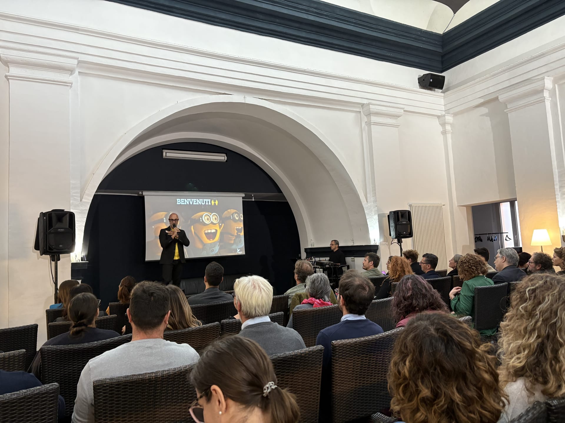 El público del evento «Essere 2024» escucha y toma notas durante una sesión