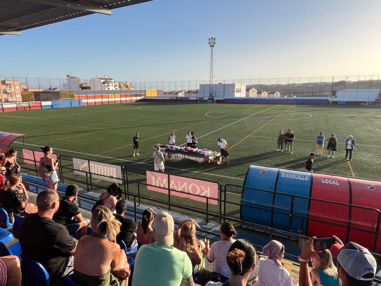 Niños entrenando en el campo del Centro Deportivo El Tablero de Maspalomas durante el Milan Camp 2024 en Gran Canaria