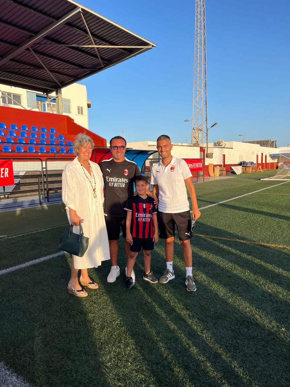Famiglie e bambini riuniti a bordo campo nel Centro Sportivo El Tablero di Gran Canaria