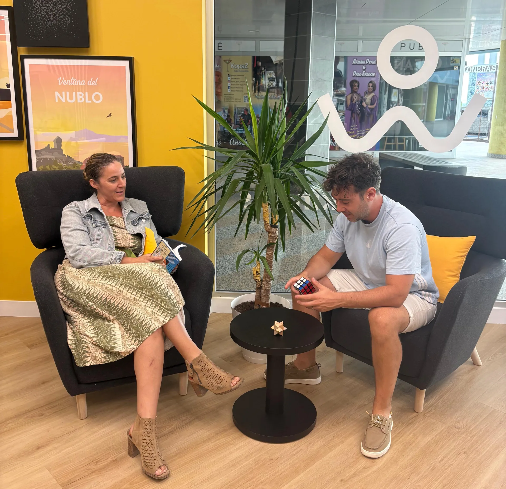Remote-Arbeiter, die sich einen Arbeitsbereich auf Gran Canaria teilen