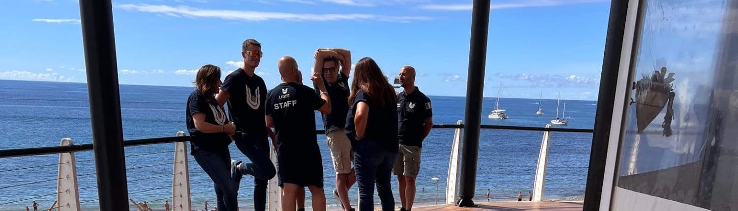 Sesión de coaching de Unica Academy en las instalaciones de Oceanworking en Gran Canaria, con grandes ventanales que dan al océano