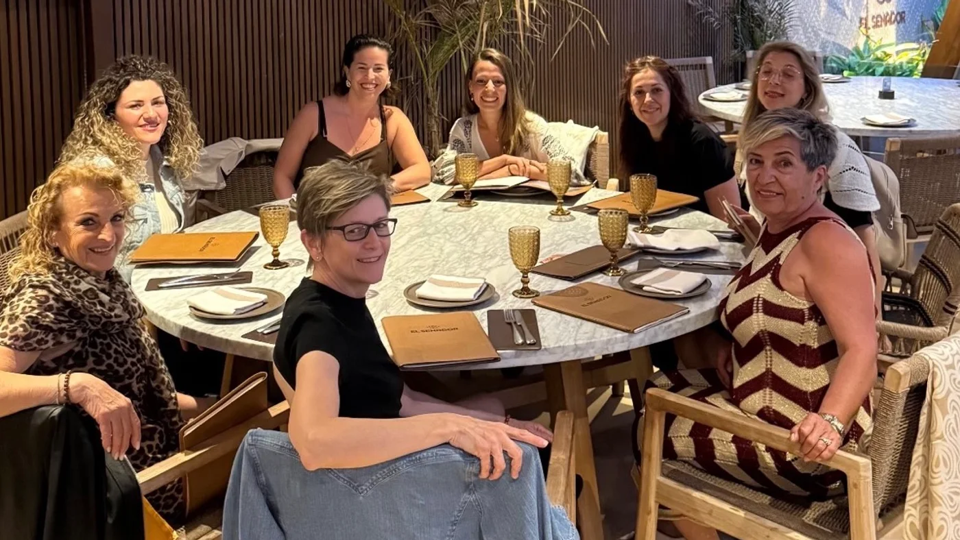 Grupo de participantes en una mesa durante un retiro en Gran Canaria