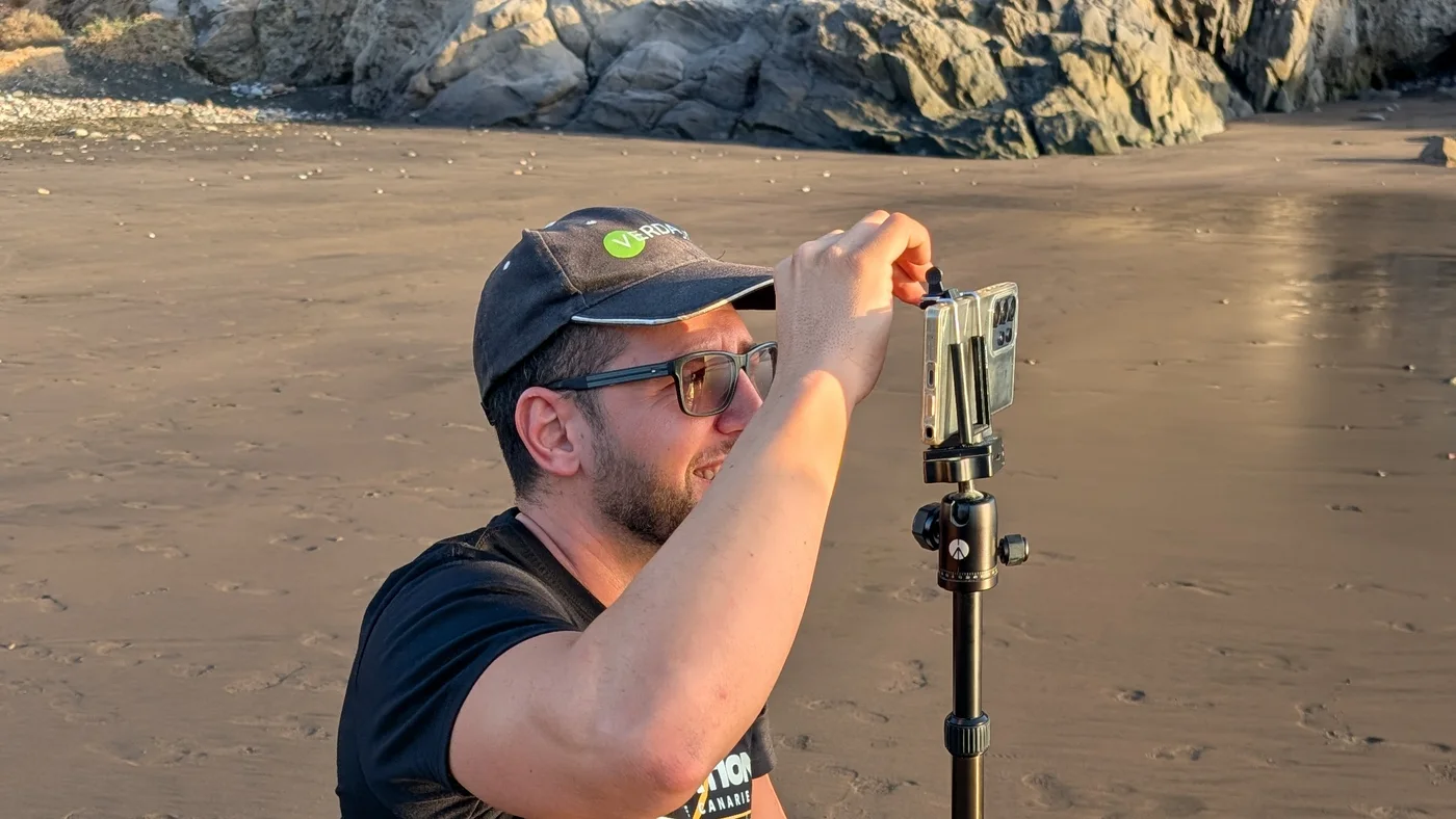 Creador grabando con una cámara sobre trípode en una playa de Gran Canaria