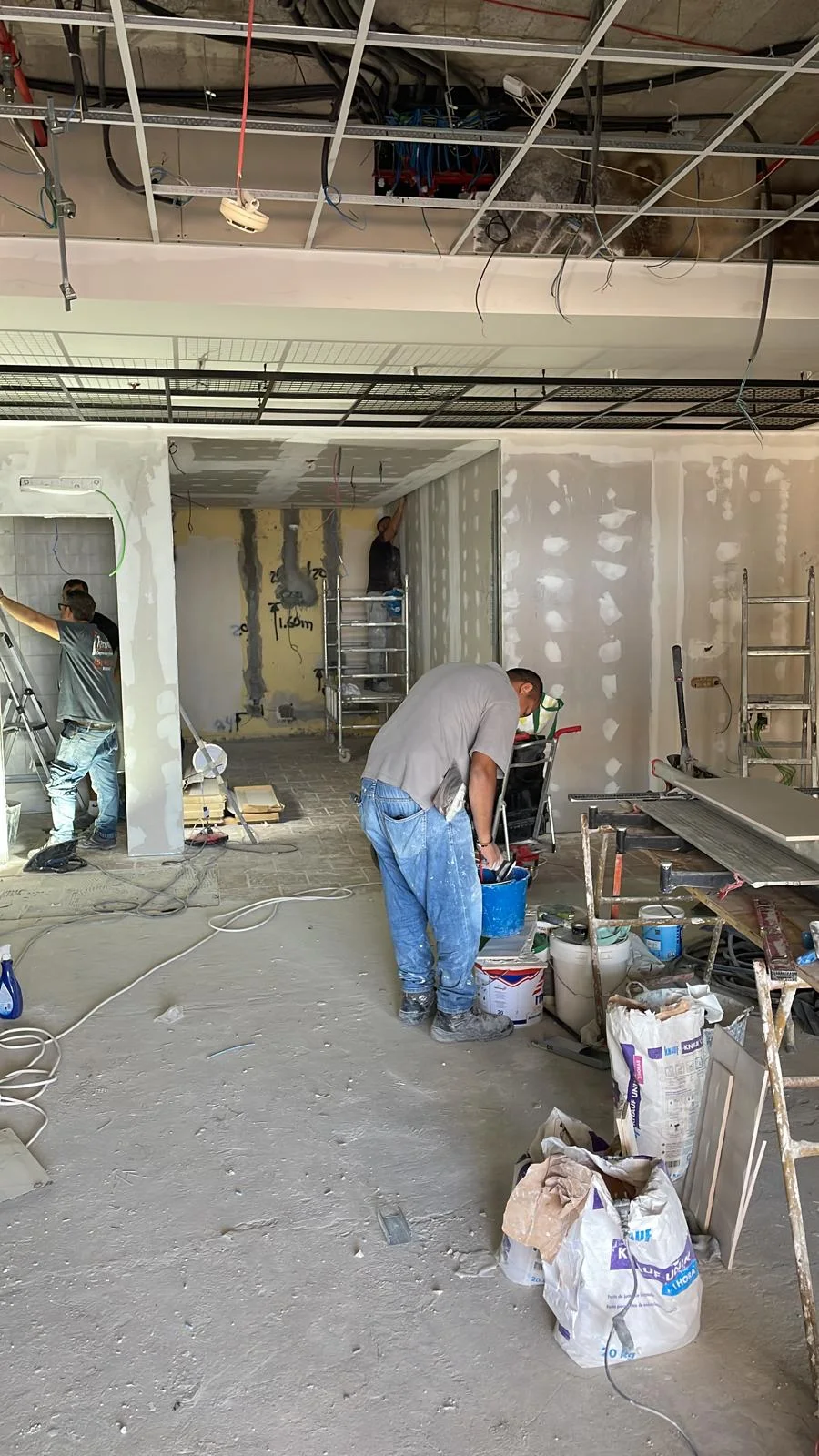 Obrero trabajando en la reforma del futuro espacio de coworking Oceanworking