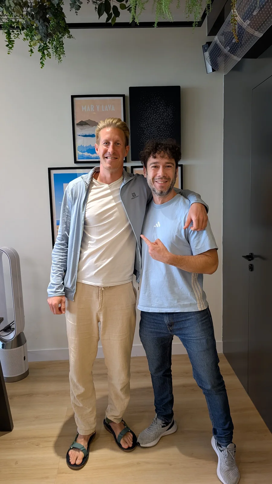 Dos hombres sonrientes se abrazan en el espacio de coworking Oceanworking