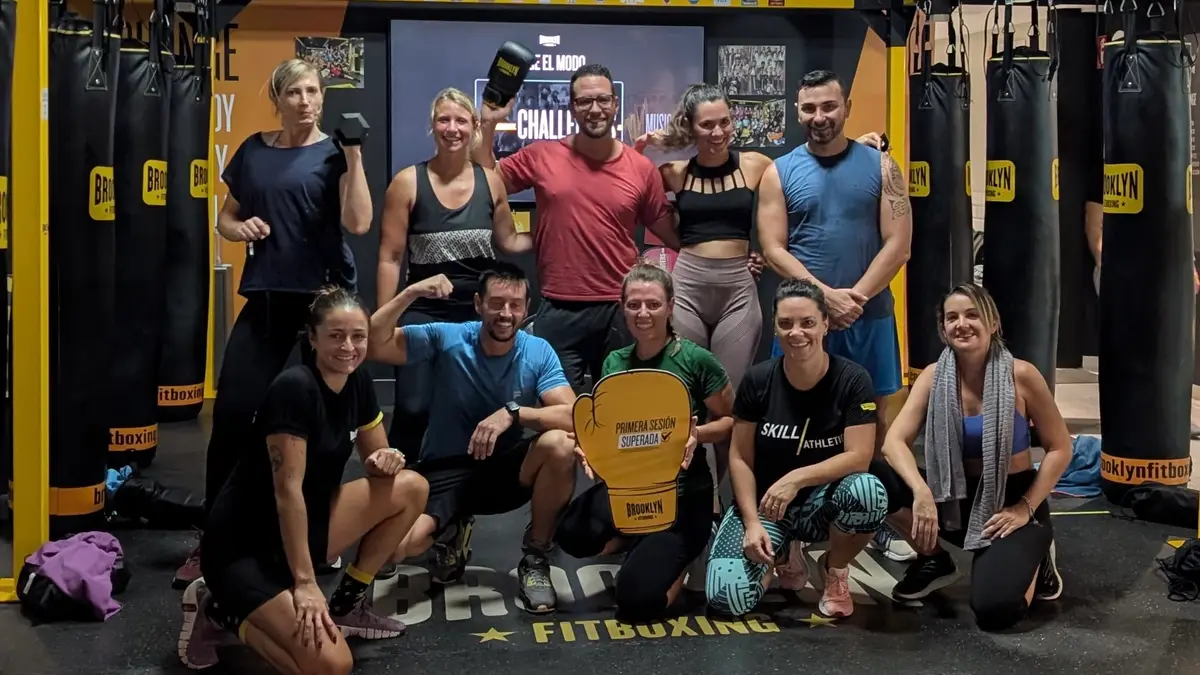 Grupo sonriente tras una sesión de fitboxing en un gimnasio de Gran Canaria