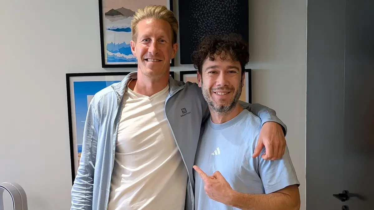 Dos compañeros sonrientes se abrazan en el acogedor interior del coworking Oceanworking