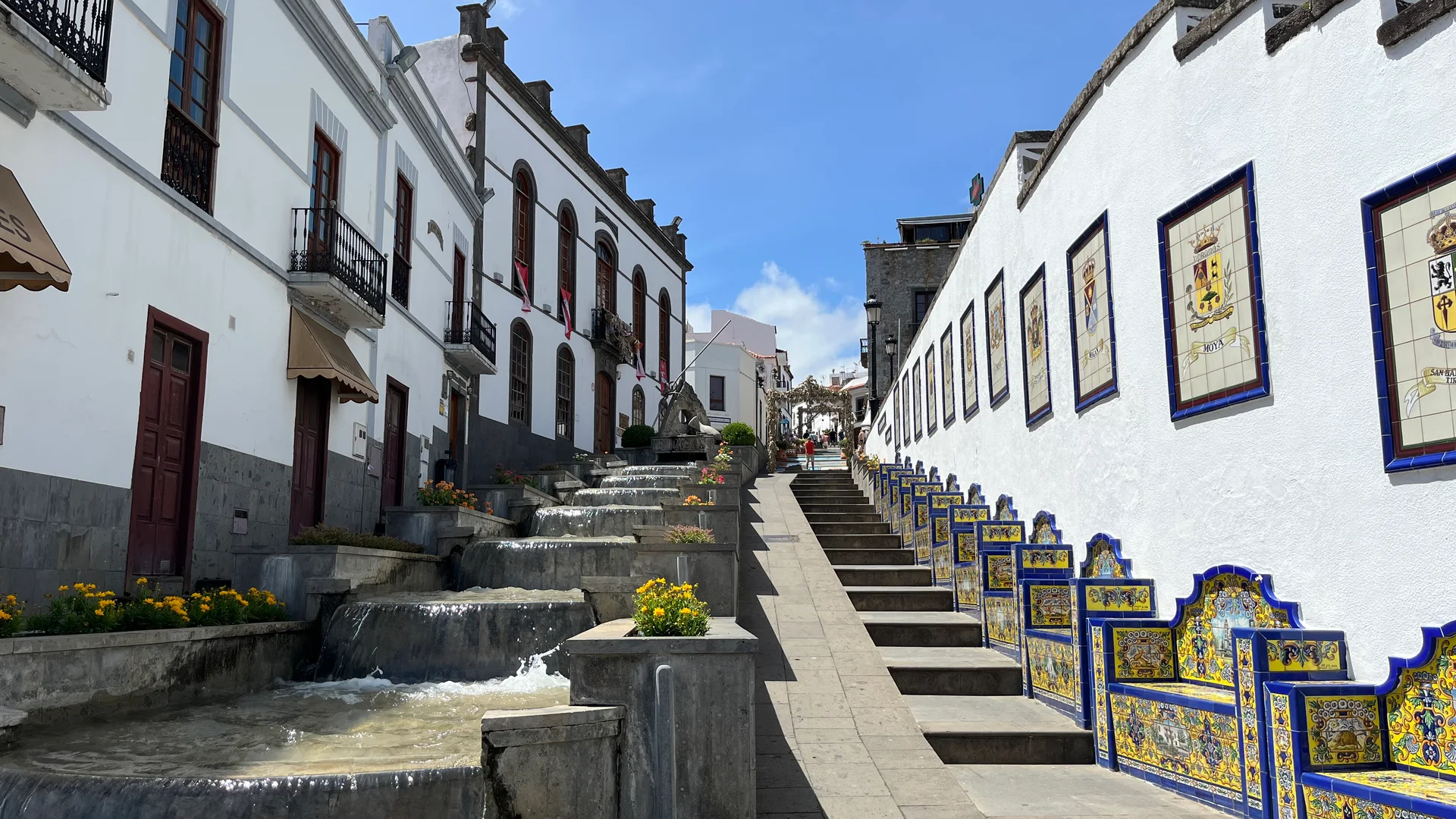 Escalinata con azulejos decorados y cascada de agua del Paseo de Canarias en el pueblo de Firgas, Gran Canaria