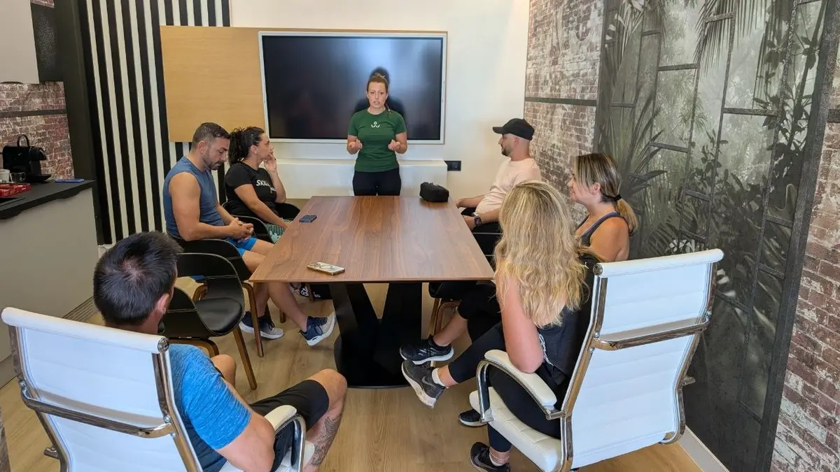 Una persona dirige una sesión de grupo en la cabecera de la mesa en la sala de reuniones de OceanWorking