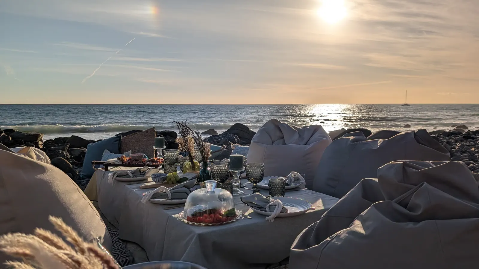 Cena elegante montada a medida junto al mar al atardecer en Gran Canaria