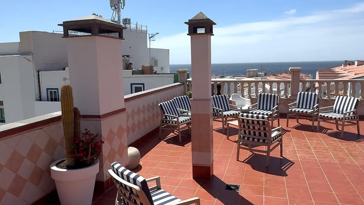 Terraza colaborativa con vistas al mar para trabajar al aire libre
