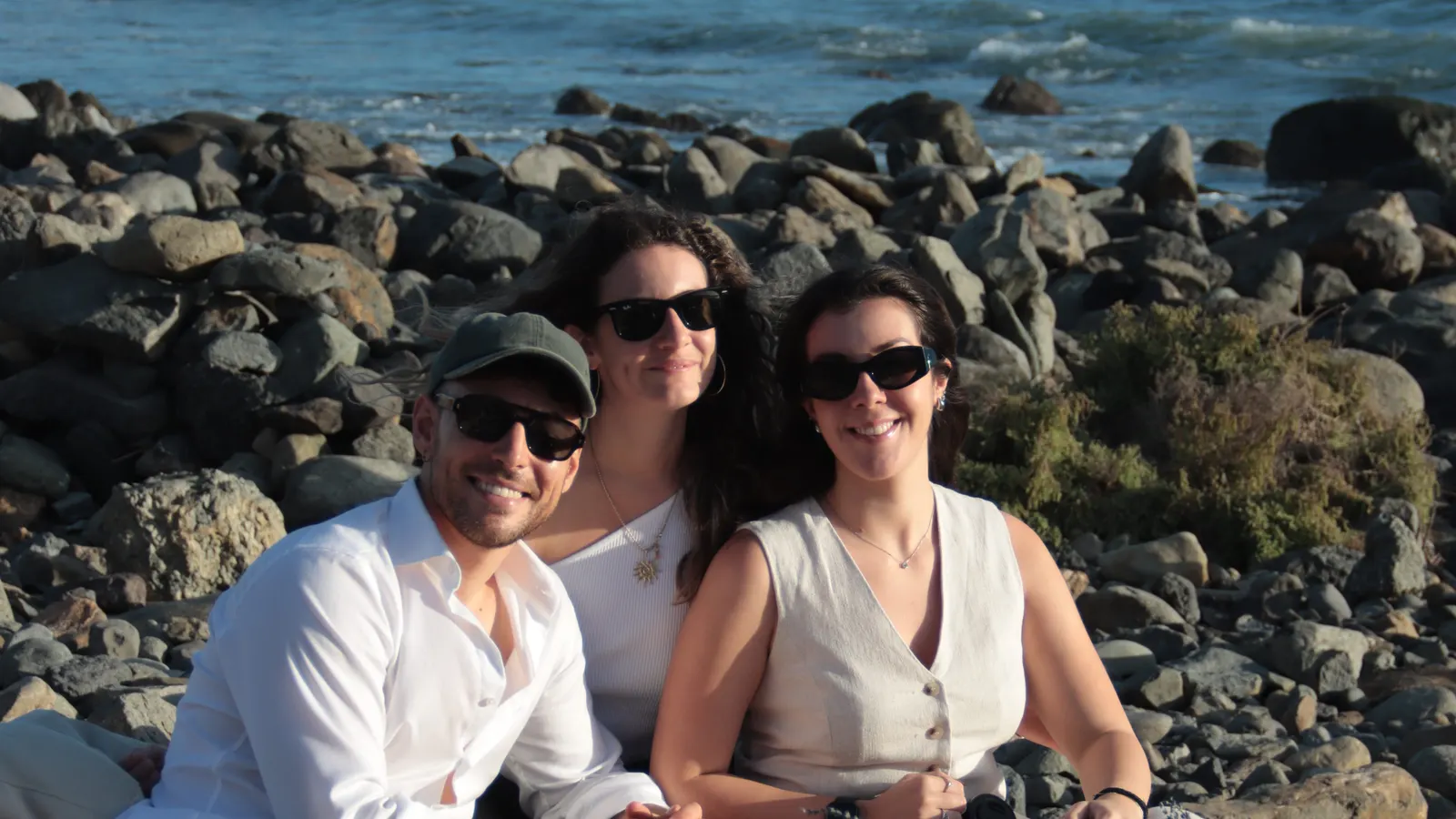 Equipo de empresa reunido al aire libre junto al mar durante un company retreat en Gran Canaria