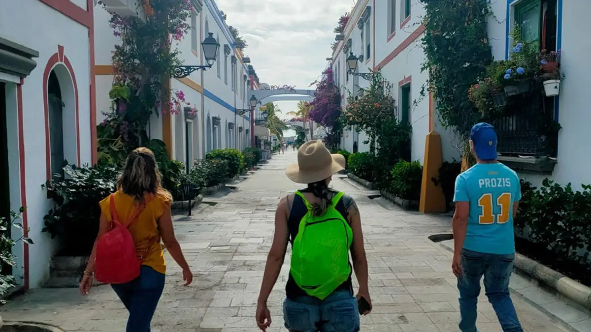 Grupo paseando por las calles floridas de Puerto de Mogán en Gran Canaria