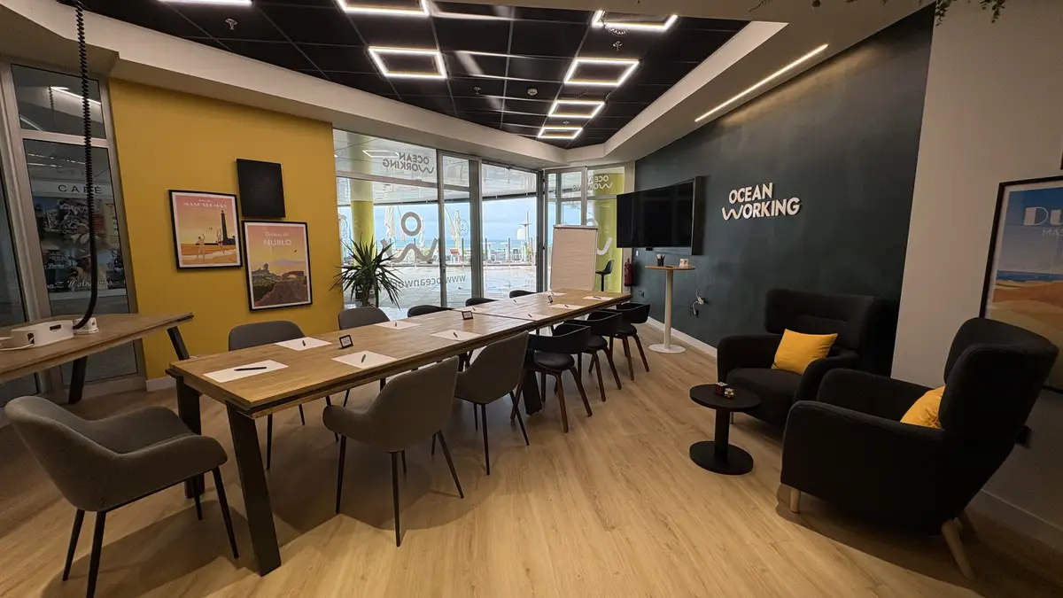 Sala de conferencias equipada para reuniones de equipo