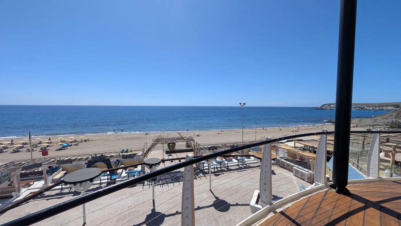 Vistas a la playa y al océano desde la terraza del coworking en Maspalomas, Gran Canaria