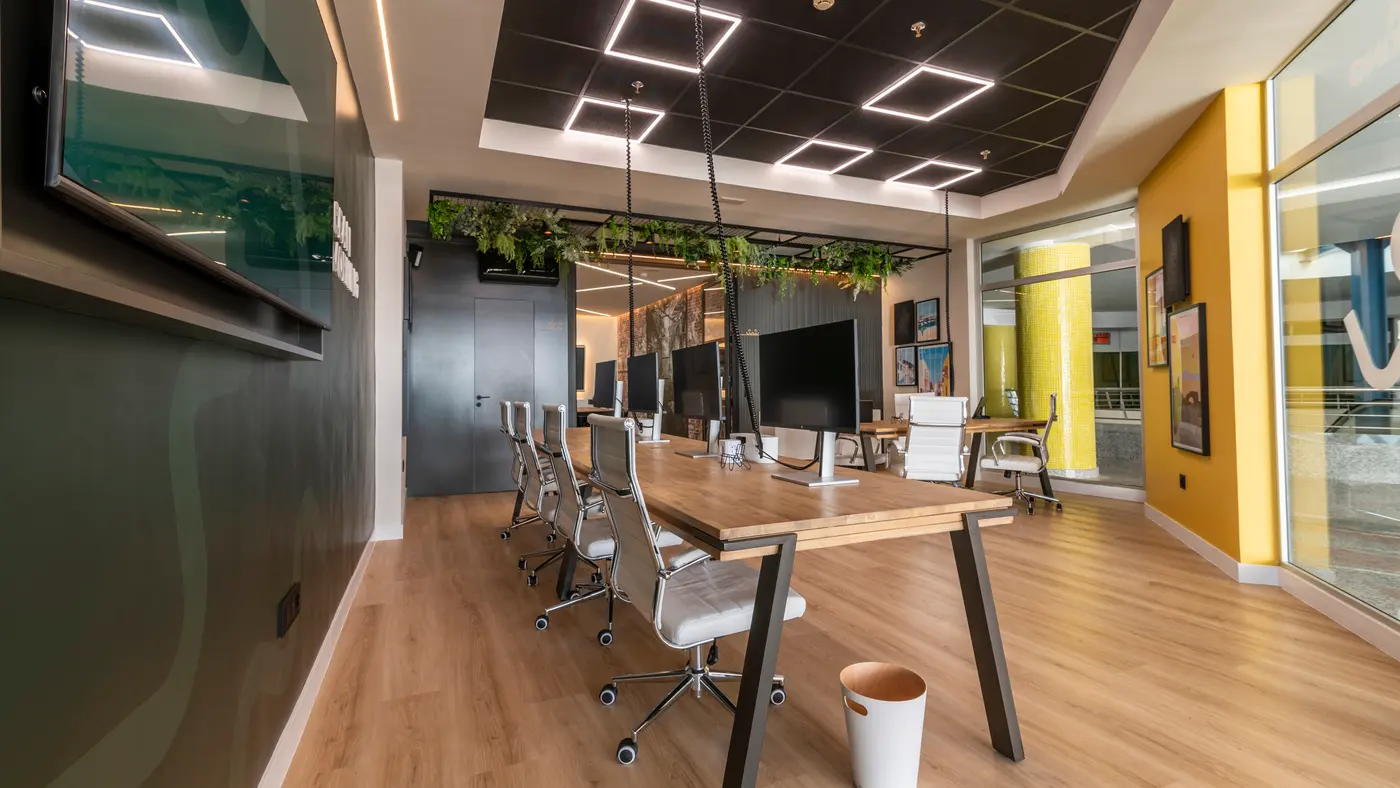 Puesto de trabajo completo en el coworking Oceanworking con doble monitor y sillas ergonómicas
