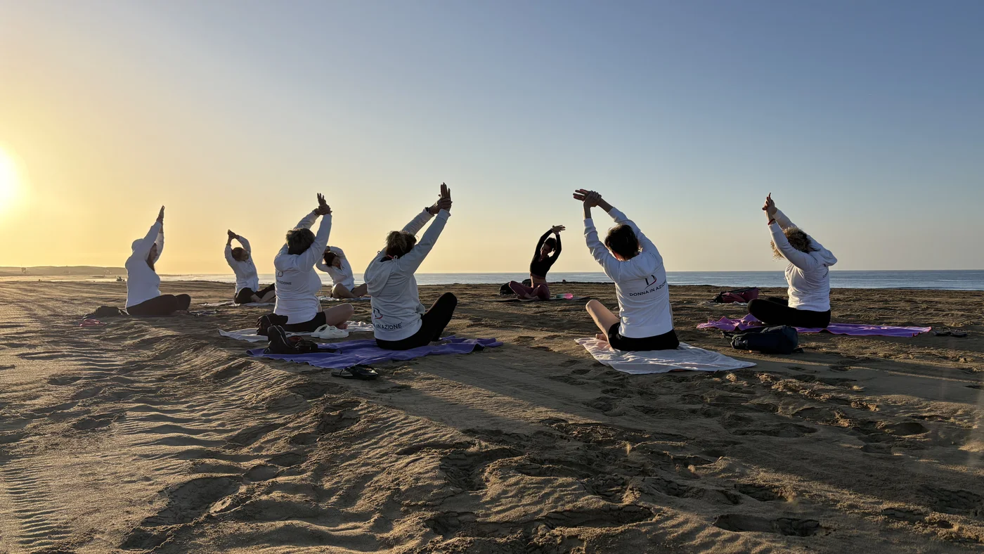 Sesión de yoga en grupo en una playa de Gran Canaria al atardecer