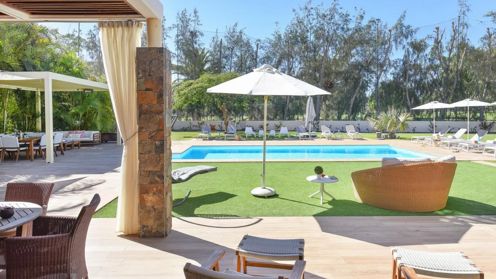 Terraza con piscina de una villa para conectar con el grupo