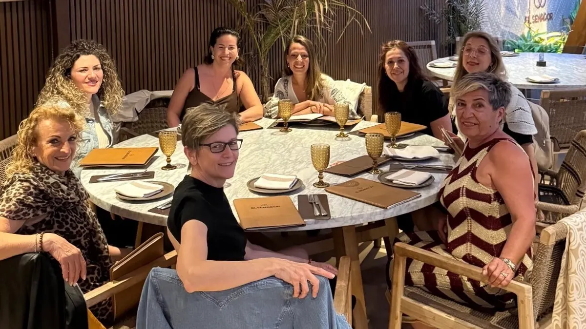 Cena premium montada a medida en la orilla del mar al atardecer en Gran Canaria