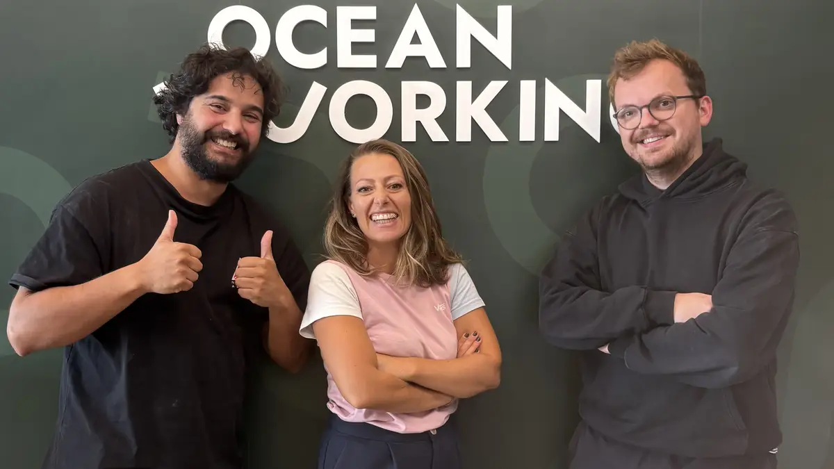 Personas en el espacio de coworking OceanWorking con vistas al mar al fondo
