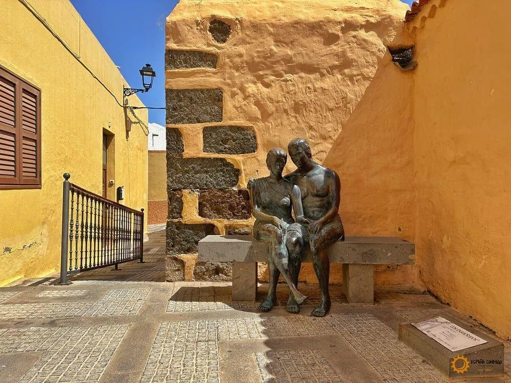 Kopfsteingepflasterte Gasse in Agüimes mit warm getönten Häusern im ruhigen Licht des Südostens von Gran Canaria.
