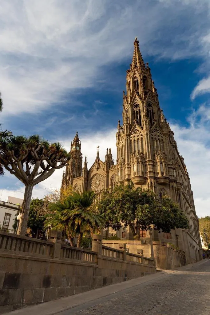 Die Kirche San Juan Bautista in Arucas, imposant aus blauem Vulkanstein, unter dem Himmel im Norden Gran Canarias.