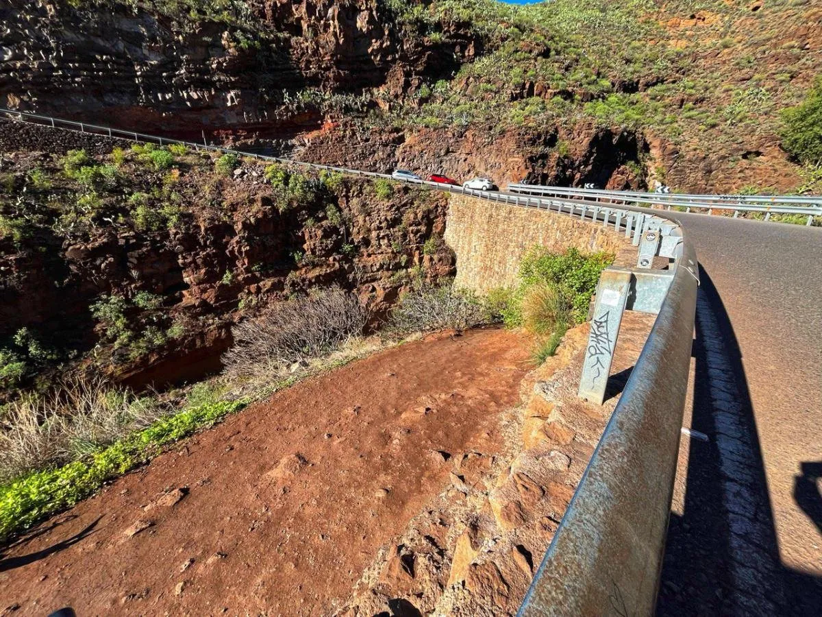 Gewellte orangefarbene Sandsteinwände des Barranco de las Vacas auf Gran Canaria