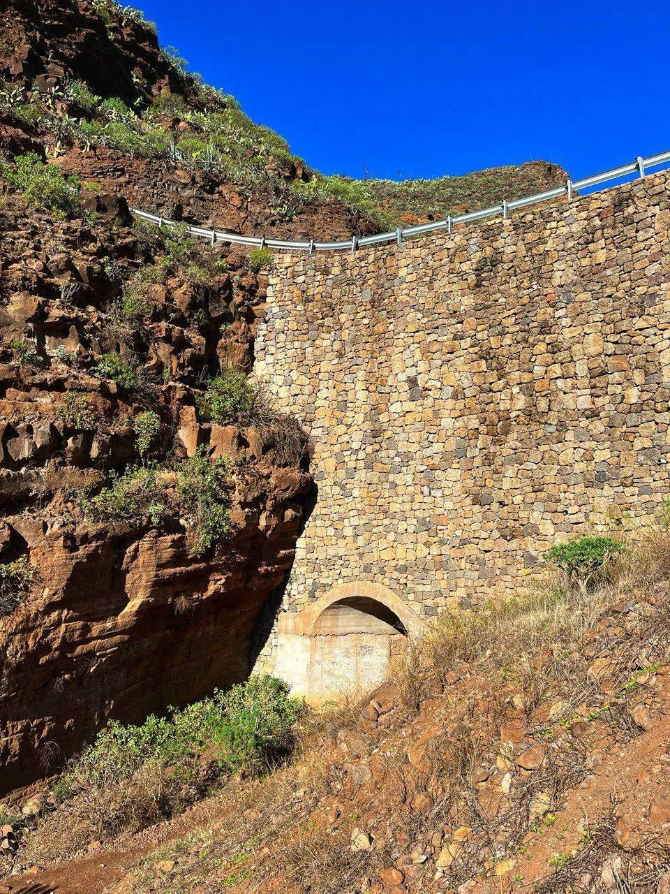 Licht- und Schattenspiel zwischen den geschwungenen Wänden des Barranco de las Vacas