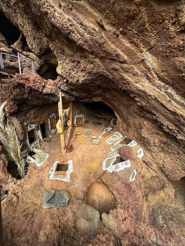 Las cavidades del Cenobio de Valerón excavadas en la roca volcánica, en el norte de Gran Canaria.