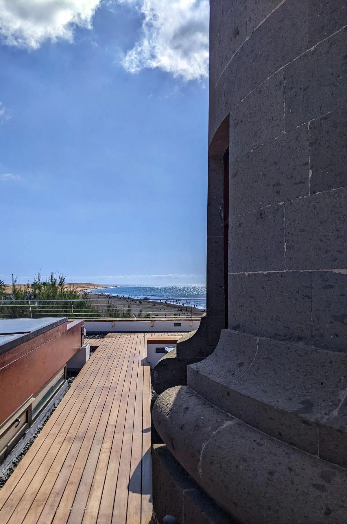 Leuchtturm von Maspalomas neben den Dünen und dem Atlantik, im Süden von Gran Canaria.