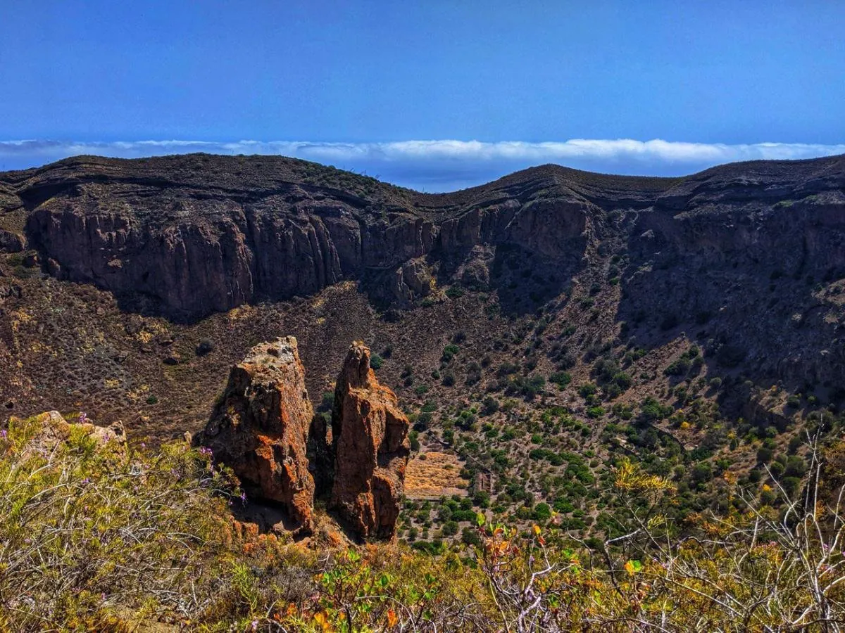 Veduta dall'alto del cratere verde della Caldera de Bandama a Gran Canaria