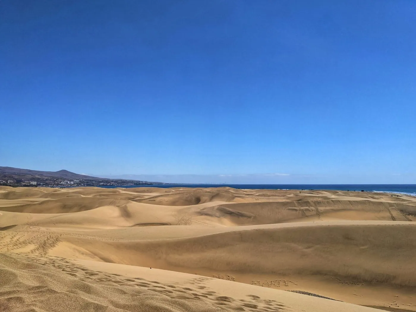 Die vom Wind gewellten Dünen von Maspalomas bei Sonnenuntergang im Süden Gran Canarias.