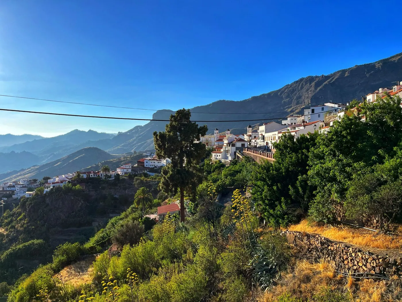 Weiße Häuser von Tejeda zwischen den Bergen im Inneren Gran Canarias