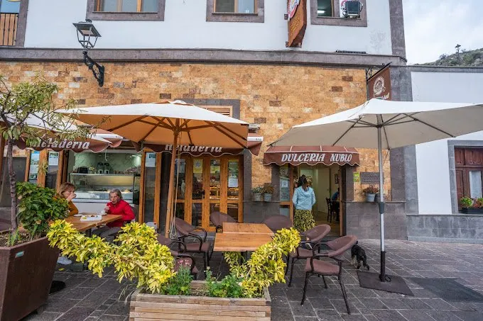 Blühende Mandelbäume im Tal von Tejeda, Gran Canaria