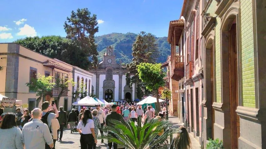 Die Basilika Nuestra Señora del Pino über dem zentralen Platz von Teror